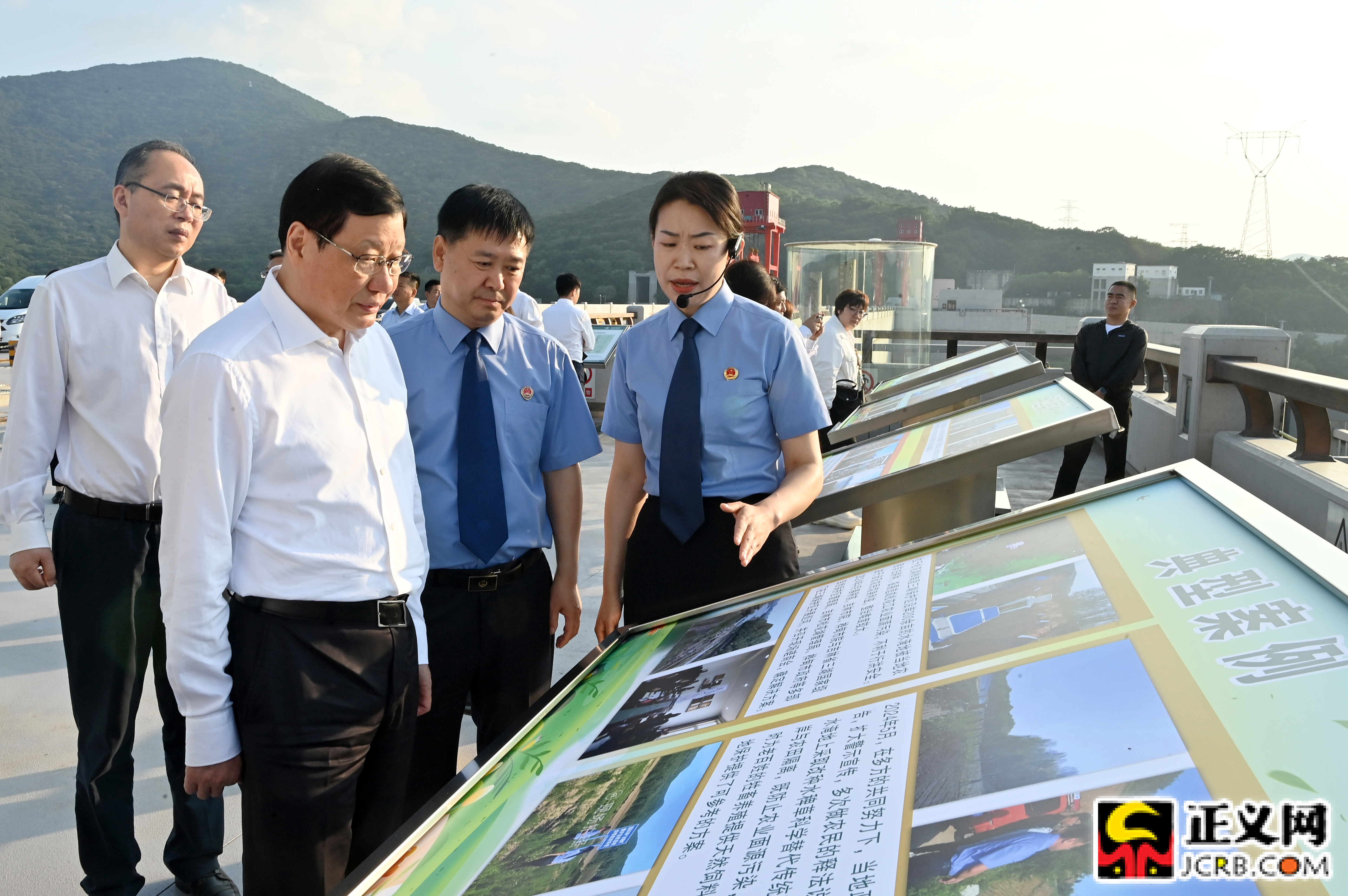 03、6月12日,最高人民检察院党组书记、检察长应勇率最高检调研组来到丰满水电站大坝,实地调研公益诉讼检察保护松花江流域生态环境工作情况。.jpg