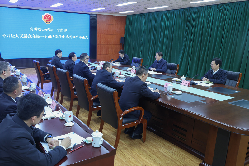 05、12月18日,应勇听取四川省检察院工作汇报,对四川检察工作提出要求。.png